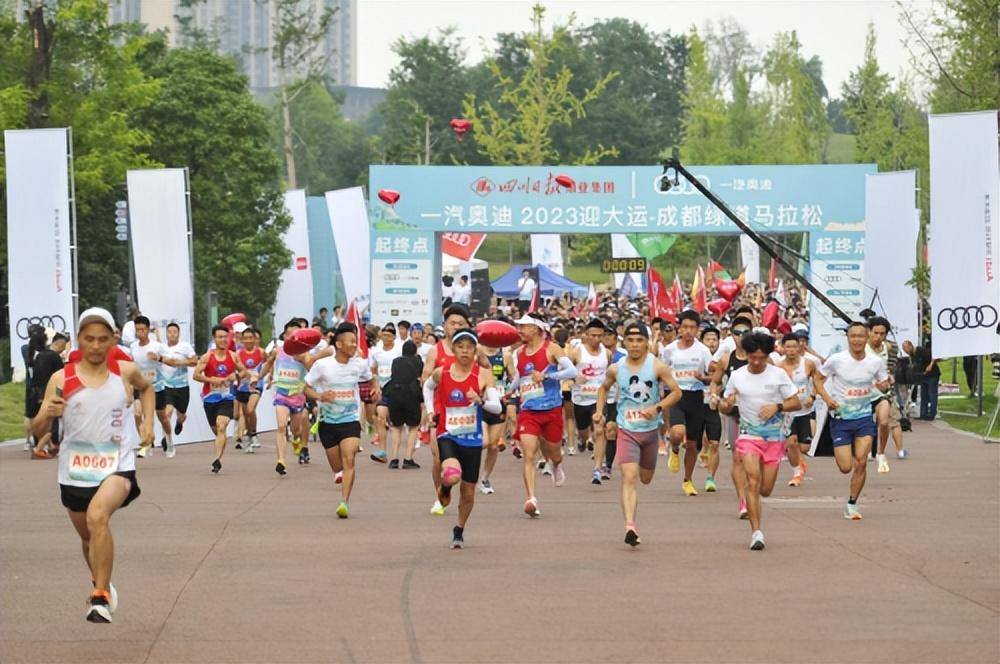“数千人打卡独一无二的绿马 用运动和低碳生活迎接大运会